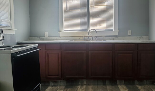 Eat-in Kitchen with Washer Dryer hookup - 133 S 7th St