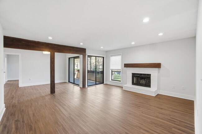 Foto del edificio - Beautifully Updated Condo with High-End Finishes Throughout