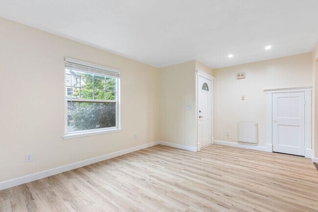 Building Photo - 583 NE Roberts Ave