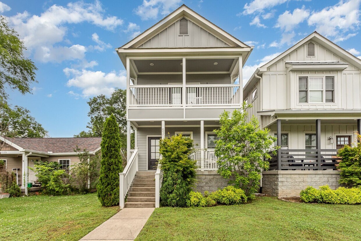 Foto principal - FURNISHED 3 Bedroom 3 Full Bath Home Now A...