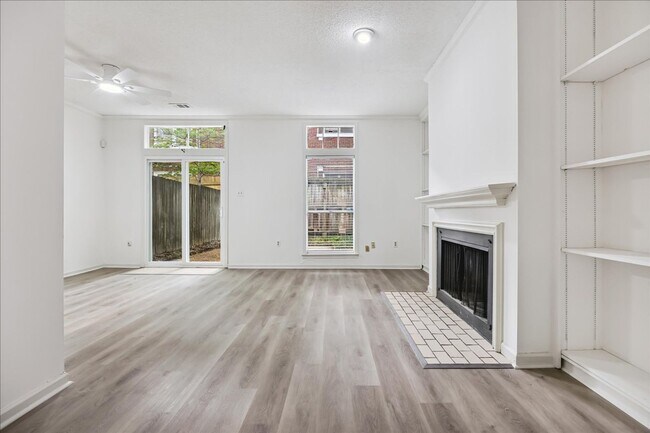 Foto del edificio - 1694 Belvedere Ct