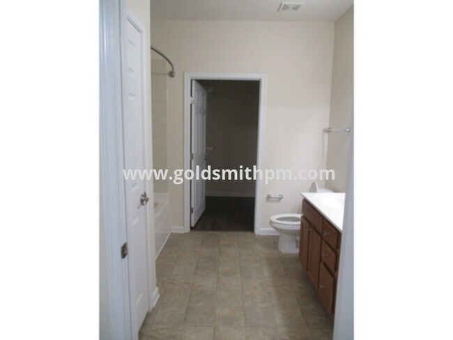 Foto del edificio - 411 Cedar Pines Dr