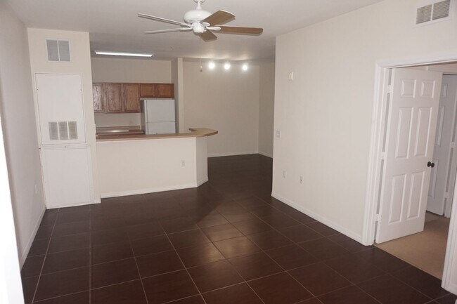 Foto del edificio - Spacious and Updated 1 Bedroom in Villa Valencia