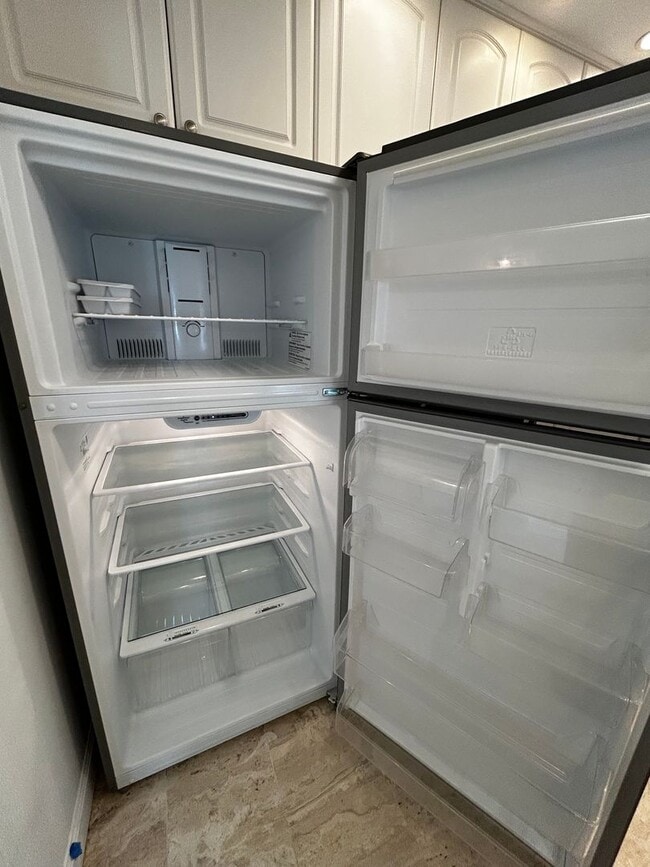 Foto del edificio - Large 1 Bedroom 1.5 Bath Condo - Steps from Fort Lauderdale Beach!