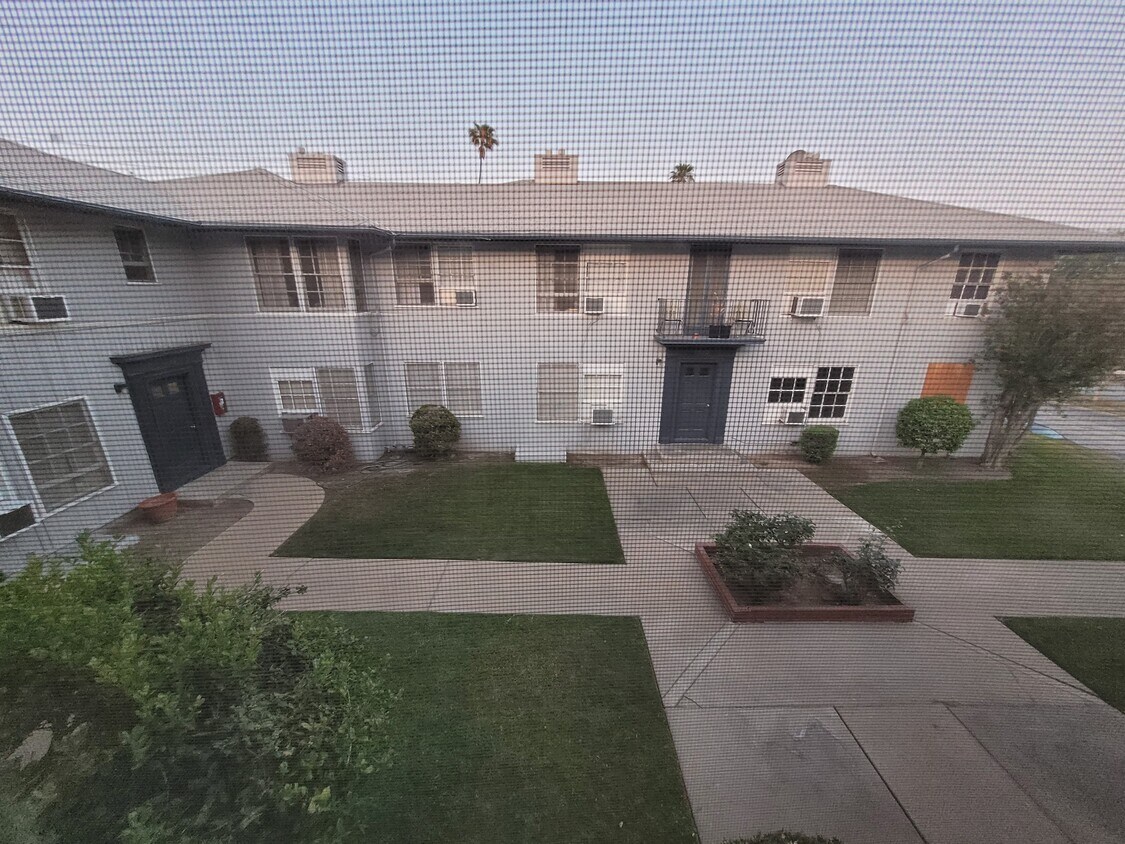 Courtyard - 1644 Huntington Dr