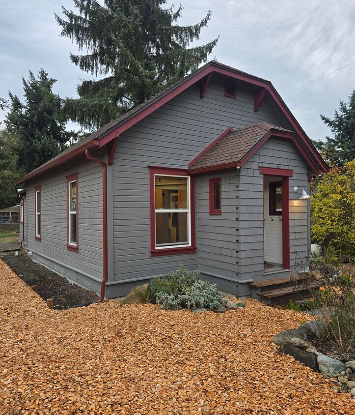 Foto principal - Charming 1920 Updated Vintage Home with AD...