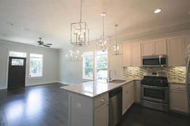 Building Photo - 224 W 5th Ave