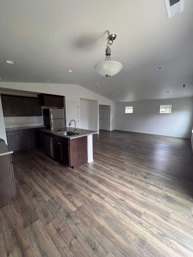 Building Photo - 1642 Zoe Ave