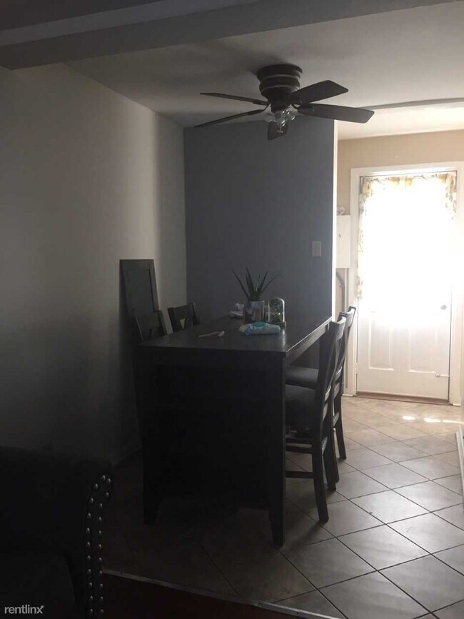 Building Photo - 2 br, 1 bath Townhome - 858 Fahs St