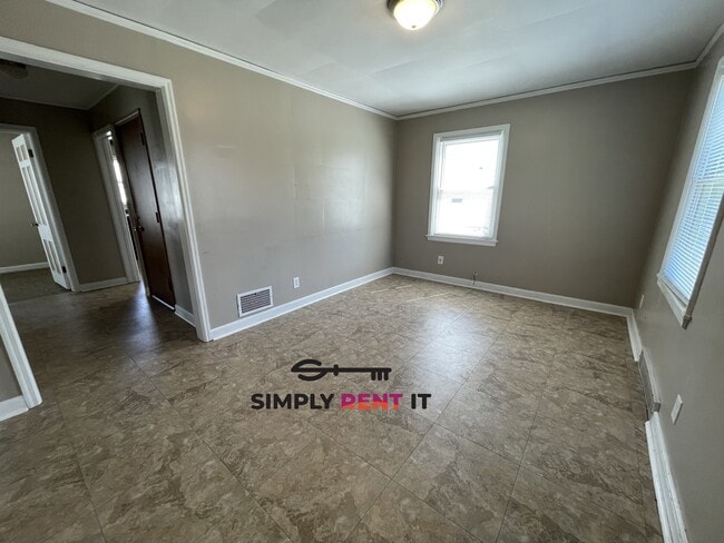 Building Photo - 2 Bedroom Near Campus Available Now!