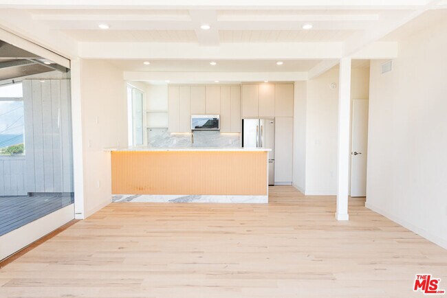 Foto del edificio - 7273 Birdview Ave