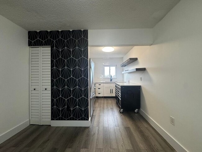 Building Photo - 2/1 Riverside Condo