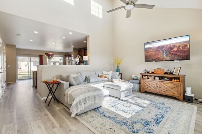 Foto del edificio - Modern and Updated 3-Bedroom, 2.5 Bathroom Home with Solar in Windshire Park