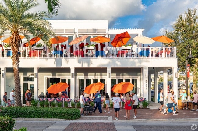 Lively shopping and dining scene in the heart of Bonita Springs, Florida.