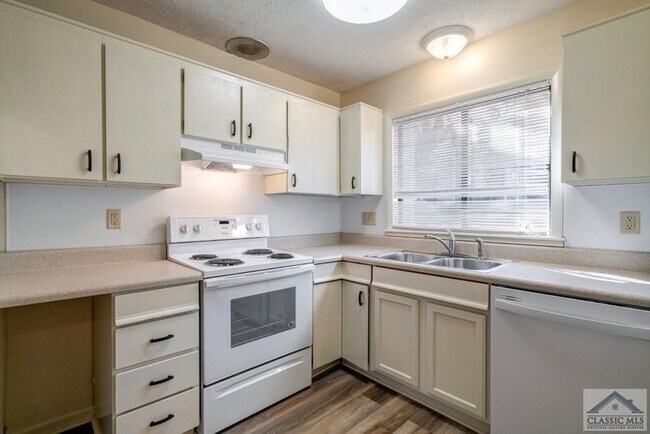 Building Photo - 102 Fernbanks Ct