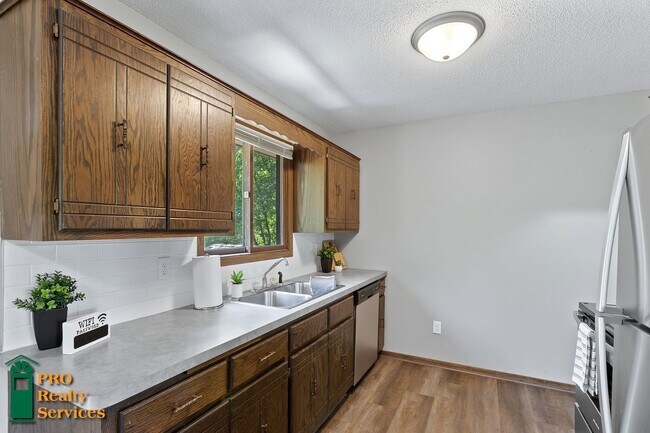 Building Photo - Spacious 4 Bedroom Home **Half Off October...