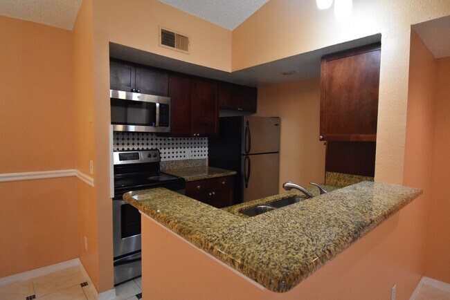 Building Photo - 1/1 in near Mall at Mellinnia! AVAILABLE NOW!