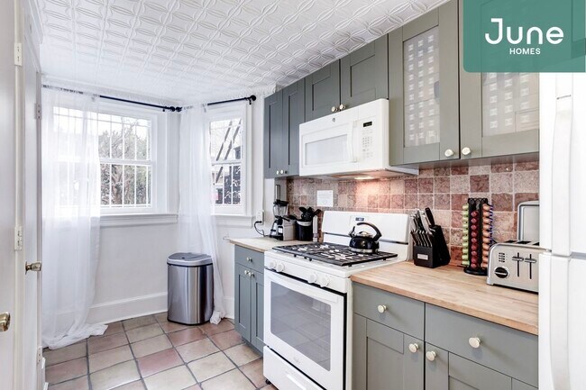 Building Photo - ROOM ONLY in 4-bed/1.5-bath Home
