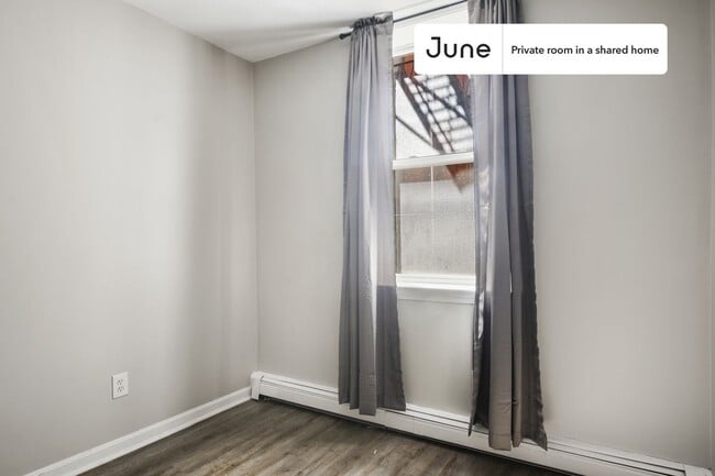 Building Photo - Room in Shared 3 bed/1 bath home