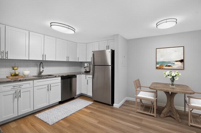 Mejora tu estilo de vida en Eagle Rock Apartments en Swampscott. Esta cocina de diseño elegante cuenta con electrodomésticos modernos, gabinetes modernos y un acogedor comedor. Perfecta para los amantes de la cocina y para recibir invitados. ¡Agenda tu visita hoy mismo! - Eagle Rock Apartments at Swampscott