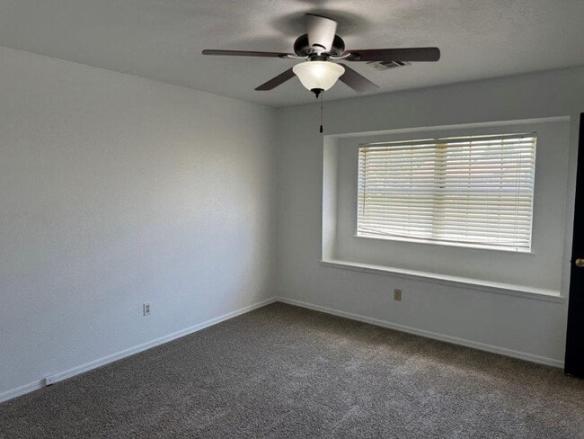 Building Photo - New paint, ready for move in, 3 bed 2 bath, 2 car in south OKC!