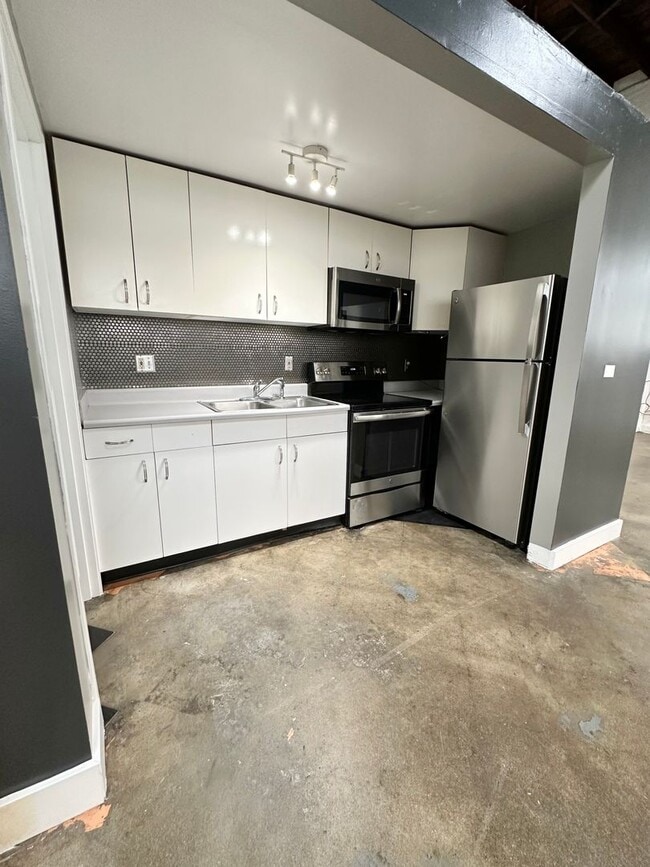 Building Photo - 811