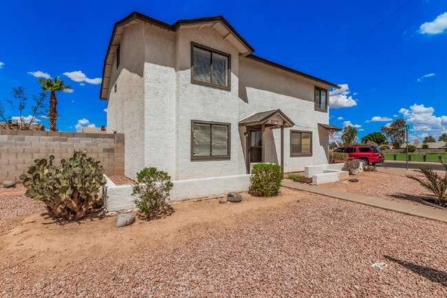Building Photo - Clean & Modern Duplex Across from Hohokam ...