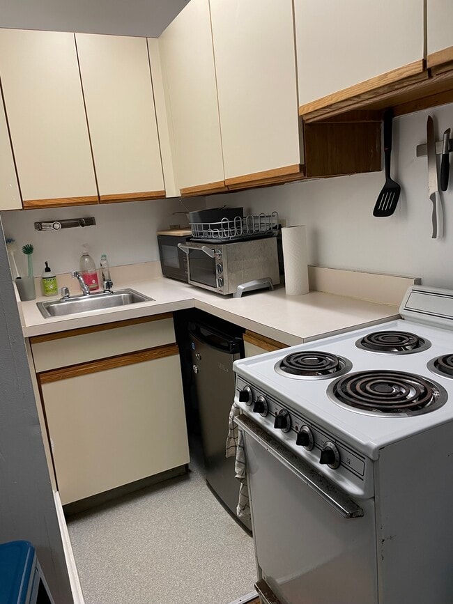 Building Photo - 504 Thurston Ave