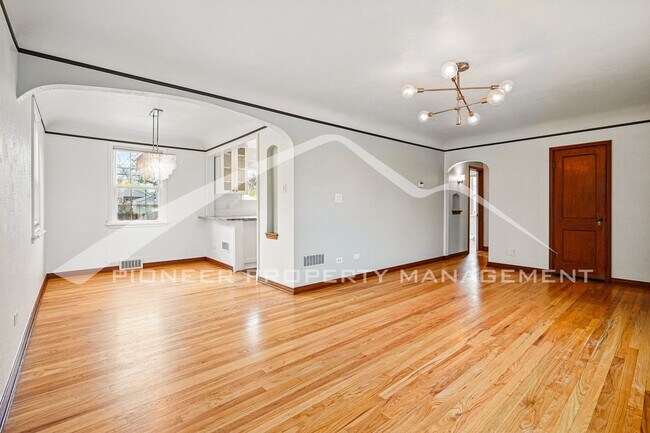 Foto del edificio - Spacious Home with Washer/Dryer and Centra...
