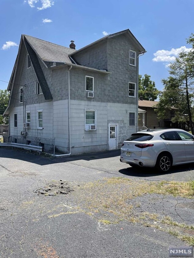 Primary Photo - 1223 Belmont Ave