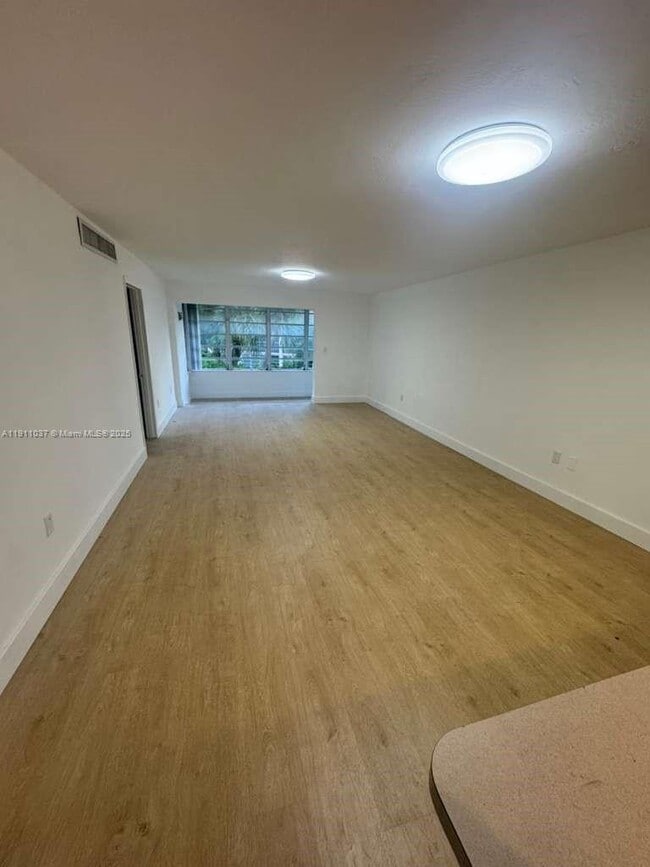 Foto del edificio - 1550 NE 191st St