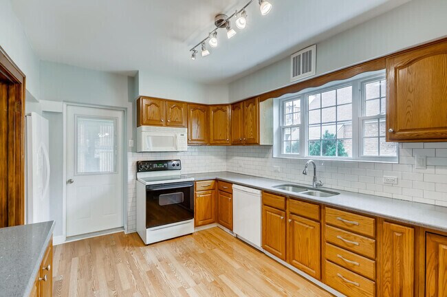 Building Photo - 5214 N Oak Park Ave