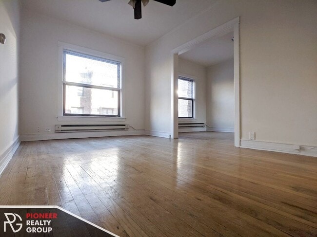 Building Photo - 813 W Waveland Ave