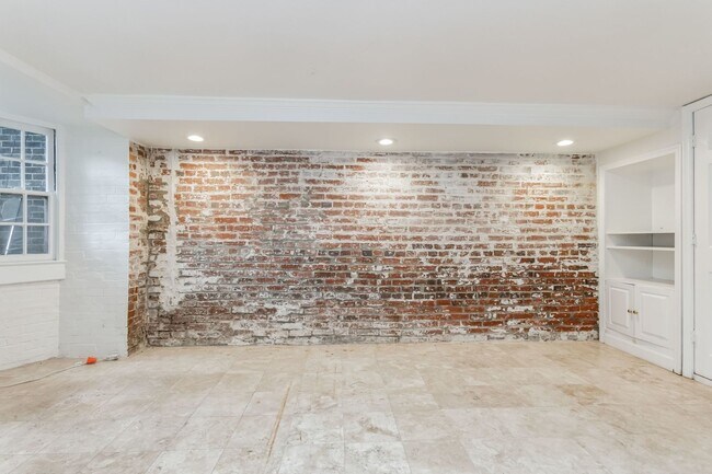 Building Photo - Sought-after 1Bd/1Bth lower level in GT!