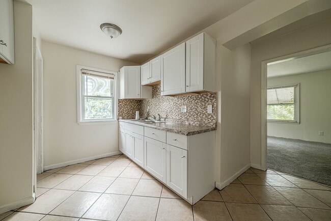 Foto del edificio - $1,500 -Renovated 4 Bed 2 Bath Near Dearbo...