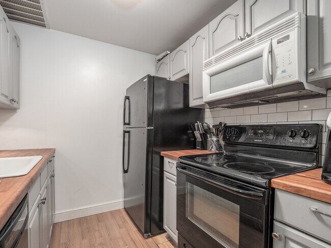 Photo - 195 Thorndike St Apartment