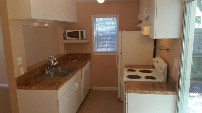 Building Photo - 1000 Pineview Blvd