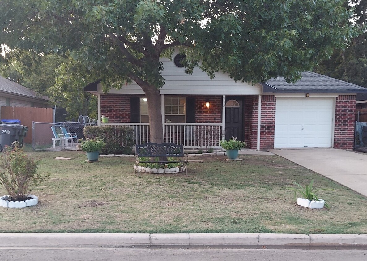Primary Photo - 933 Valentine Ave
