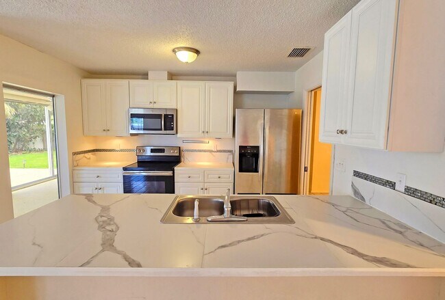 Foto del edificio - 6545 Waterford Cir