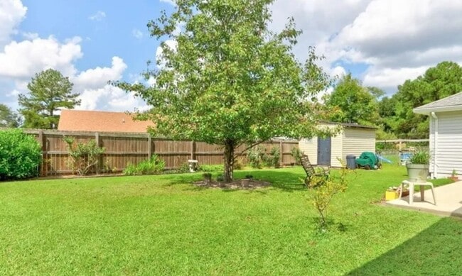 Building Photo - Charming 3 Bed / 2 Bath Home with Split Fl...