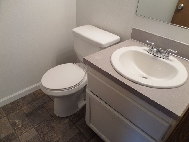 Building Photo - Cute 3-Bedroom Duplex With Large Yard and ...
