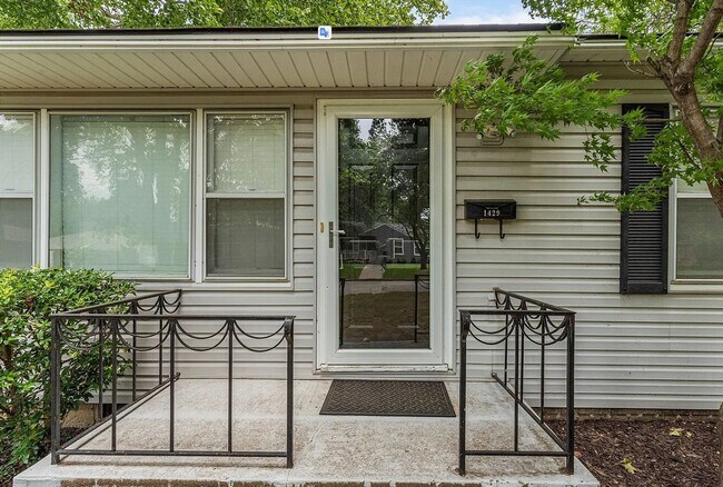 Foto del edificio - Located in the heart of Brookside, this inviting home sits on a spacious, fully fenced corner lot.