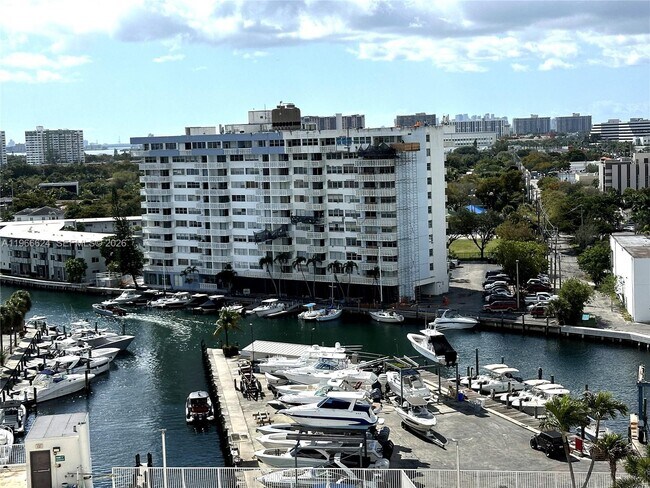 Foto del edificio - 13499 Biscayne Blvd