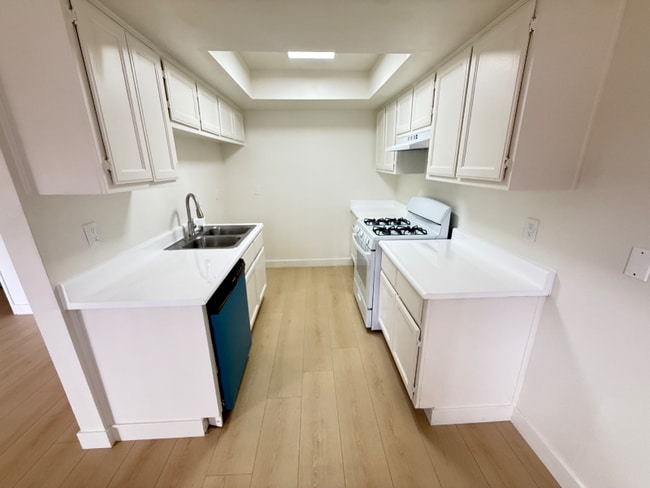 Building Photo - 15020 Burbank Blvd