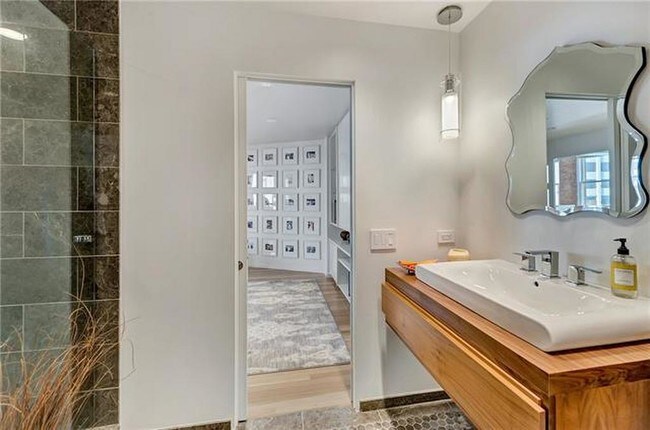 Foto del edificio - 411 W 7th St