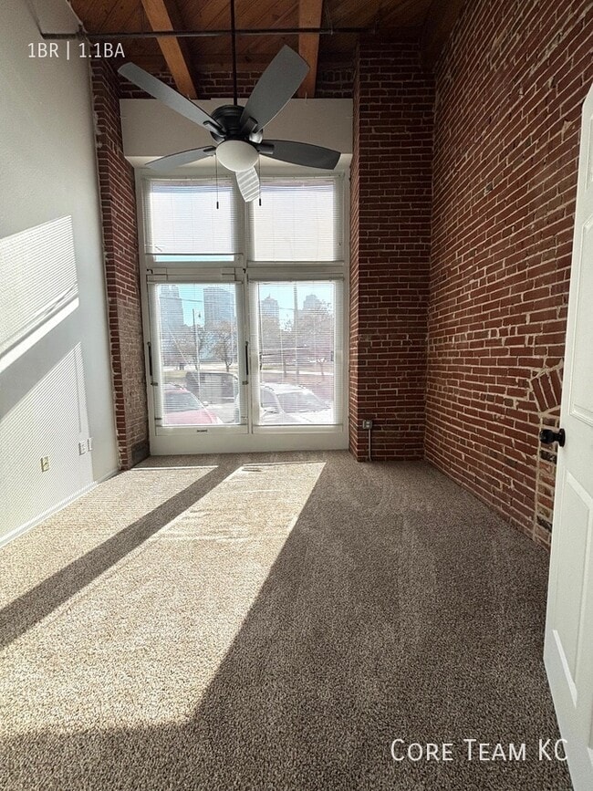 Building Photo - 202 W 5th St