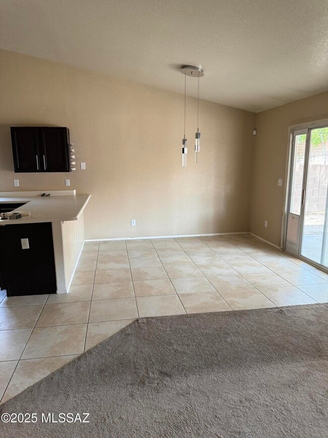 Foto del edificio - 8041 S High Canyon Dr