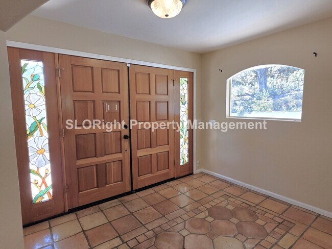 Foto del edificio - AVAILABLE NOW - 3 Bed/2.5 Bath Atascadero Home expansive property