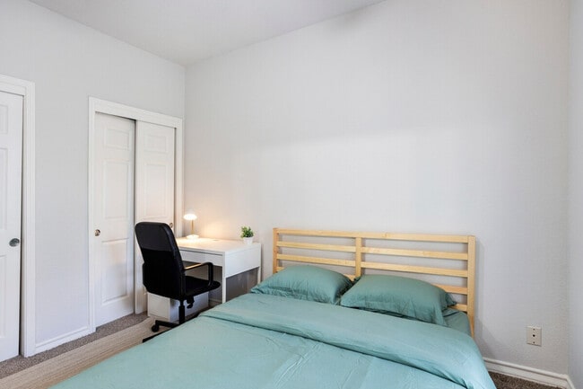 Building Photo - 1005 W 23rd St