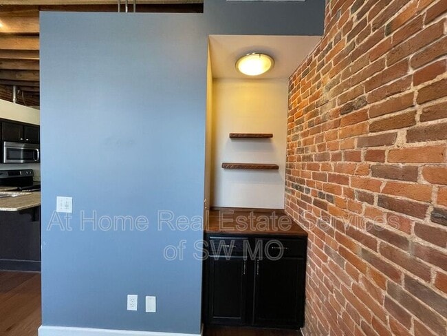 Building Photo - 412 South Ave